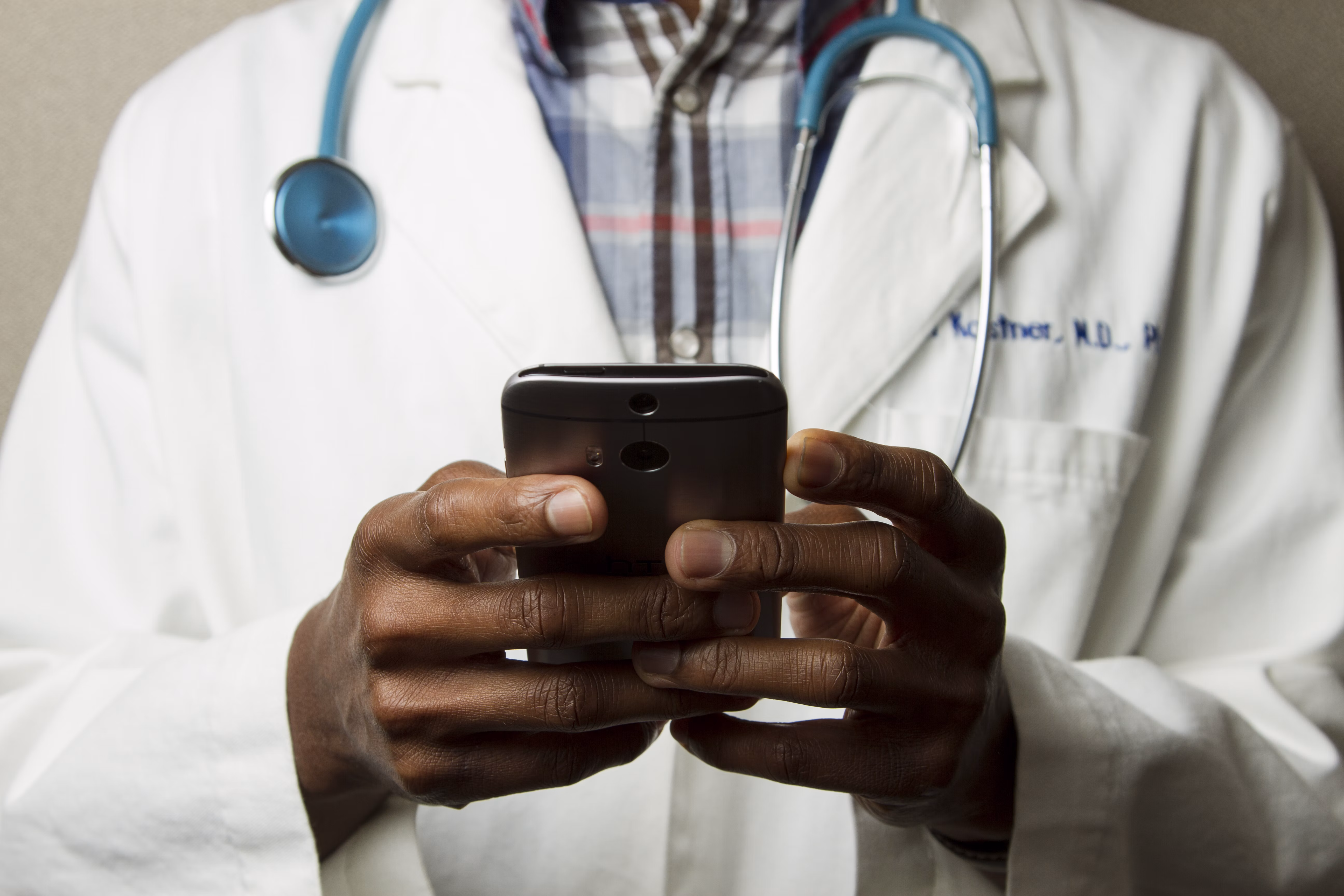 Gesundheitsfachkraft in blauen Scrubs
