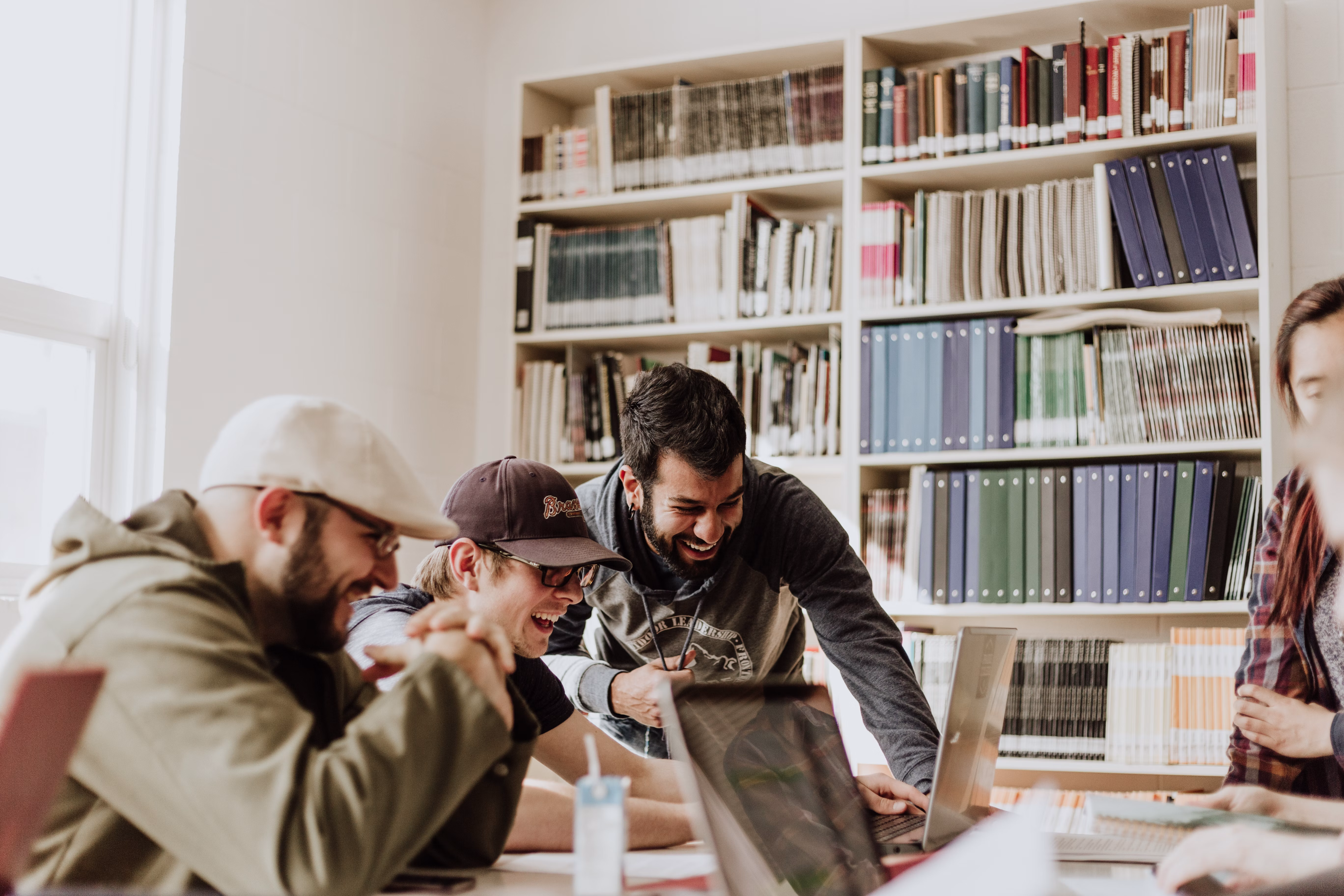 Studierende lernen gemeinsam am Tisch